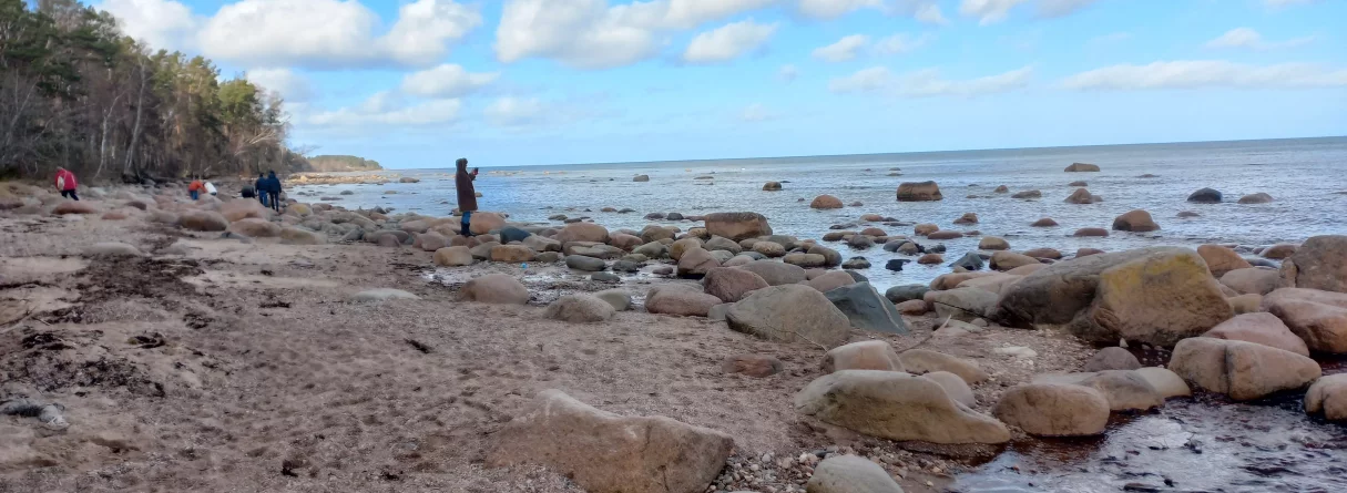 Pārgājiens pirāta Tromeļa dārgumu takā, zivju garša “Dūmu namiņā Pūpoli”, Kolkasrags – divu jūru satikšanās vieta. Kaltenes dabas taka ar putnu vērošanas torni un Grīļu dižakmeni, piestāsim arī Kaltenes akmeņainajā jūrmalā