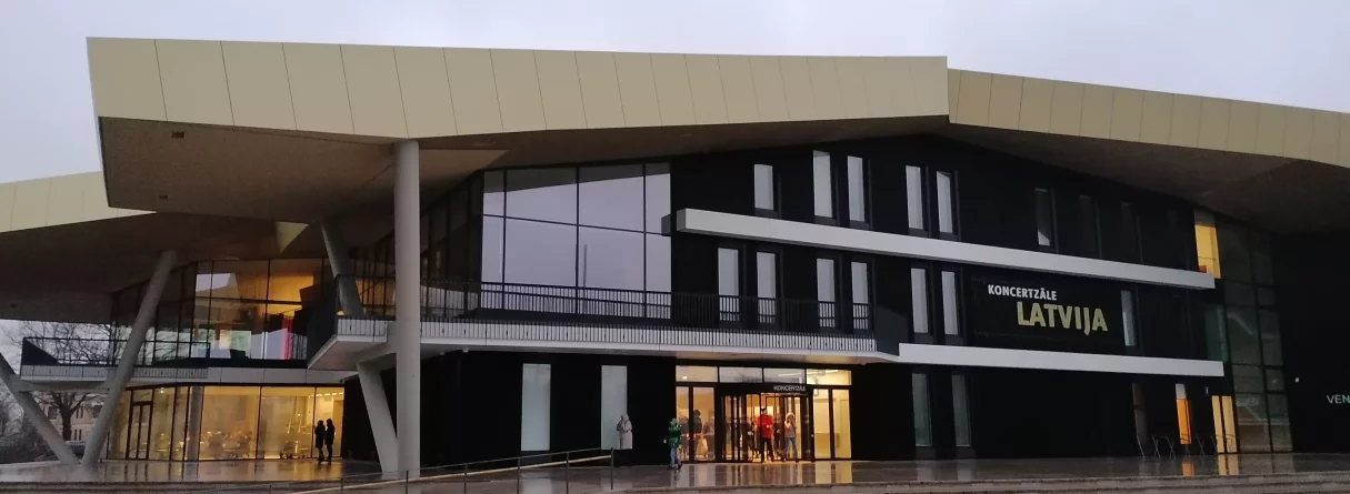 Starp pasaulēm. Iskandars Vidžaja & Vestards Šimkus Ventspils koncertzālē LATVIJA. Rindas luterāņu baznīca ar grezno altāri un Mācītājmuiža. Mājīgā Ances muiža ar kūku un kafiju 
