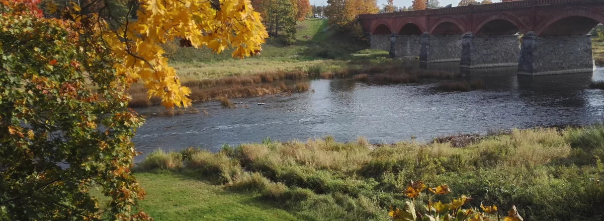 Kuldīga no jauna rakursa - "(ne)miers Kuldīgā. Dzīvā pilsēta" ar iekāpšanu manteļsukrstenī, senā Alsungas pils un mirklis suitu tirgū, vakara miers Curonia kafijas grauzdētavā 