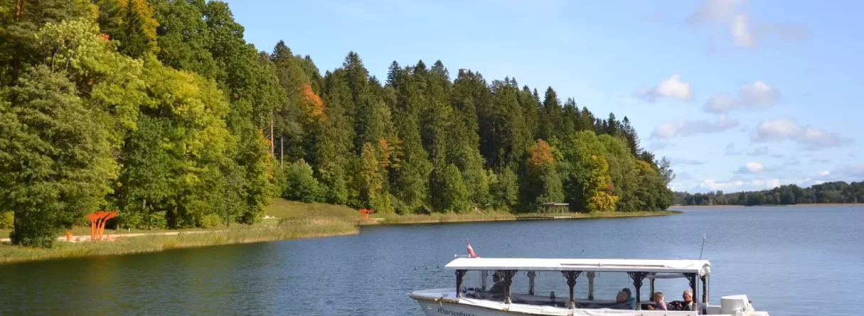 Rudens svētdiena Ziemeļvidzemes skatu torņos un dabā - Korneti, Dēliņkalns un ainaviskā Opekalna baznīca. Alūksne no kuģīša klāja un Mišu Medus muzejs Raipala ezera krastā 