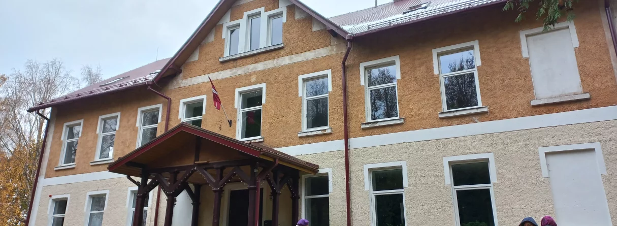 Koncerts “Ozolu skolā” uz āra terases - Jānis Lūsēns un viņa draugi. Skaistums, kas jāredz – Raunas kolekcijas dārzs. GARANTĒTS