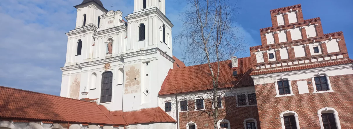 Lietuva - gadsimtiem senas izglītbas tradīcijas Kražu kolēģijā, neparastā Kražu pilsētiņa ar vietējo gidu. Kelme - pilsēta kā mākslas galerija un naksnīga ekskursija Tituvēnu klosterī 