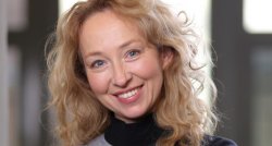 Valmieras teātris! IEVA PUĶE par Vecmāmiņu! Un Jērcēnu muižas ekskursija ar zīļu kafiju! GARANTĒTS