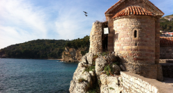 Lidojums uz Melnkalni, viesnīca