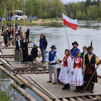 Uz PLOSTNIEKU svētkiem STRENČOS pie Gaujas! Pa ceļam JĒRCĒNMUIŽĀ uz zīļu kafeju! Vakarā - INTARA BUSUĻA koncerts!
