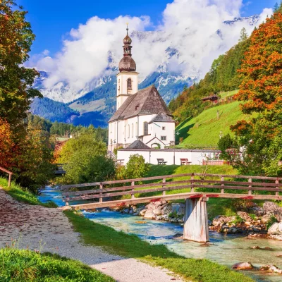 Pazust kalnos Austrijā zelta rudenī, skolēnu brīvlaikā