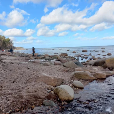 Pārgājiens pirāta Tromeļa dārgumu takā, zivju garša “Dūmu namiņā Pūpoli”, Kolkasrags – divu jūru satikšanās vieta. Kaltenes dabas taka ar putnu vērošanas torni un Grīļu dižakmeni, piestāsim arī Kaltenes akmeņainajā jūrmalā