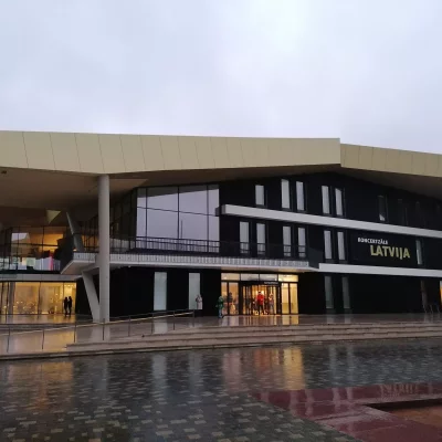 Starp pasaulēm. Iskandars Vidžaja & Vestards Šimkus Ventspils koncertzālē LATVIJA. Rindas luterāņu baznīca ar grezno altāri un Mācītājmuiža. Mājīgā Ances muiža ar kūku un kafiju 