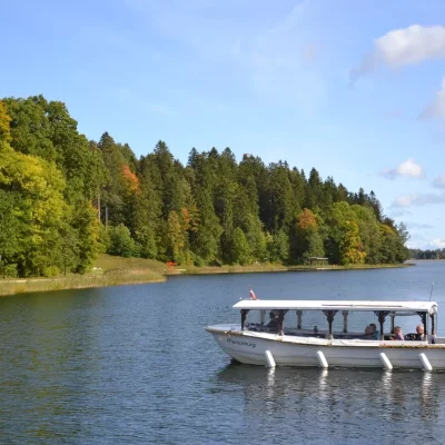 Rudens svētdiena Ziemeļvidzemes skatu torņos un dabā - Korneti, Dēliņkalns un ainaviskā Opekalna baznīca. Alūksne no kuģīša klāja un Mišu Medus muzejs Raipala ezera krastā 