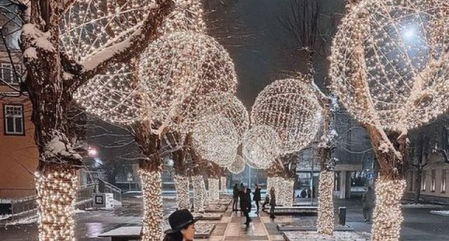 PASAKA ZIEMASSVĒTKOS - brauksim uz ROPAŽU baznīcu - baudīt GAISMAS dārza burvību! ĶEIPENES piparkūku māksla un garša! Vēl - OGRES GAISMIŅAS!