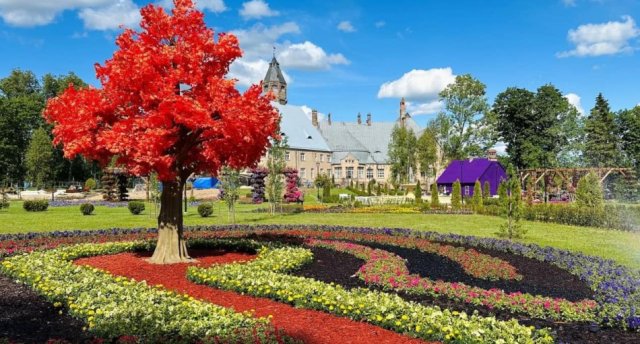 Izbaudi Līgo dienu - Tāgeperas pils "Burvju parks", peoniju ziedēšanas prieks "Saulainajā ielejā", varenās Ērģemes pilsdrupas