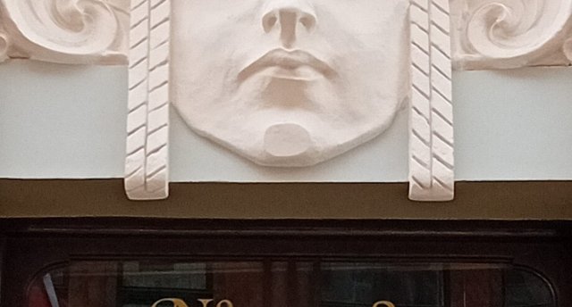 Ekskursija pa Vecrīgas nomali - senajā ostmalā. Gaismas izrāde Reformātu baznīcā. Ekskursijas noslēgums - senos vīna pagrabos folkklubā ALA. 