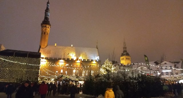 Ziemassvētku tirdziņš un viduslaiku noskaņas Tallinā! Noskaņu brauciens ar viduslaiku mielastu restorānā Olde Hansa! 