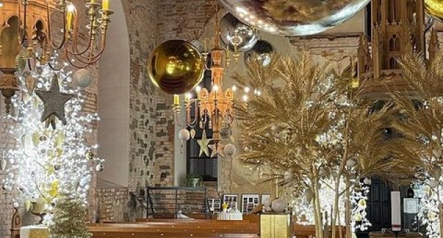 Tikai šodien – satiec īstu ZIEMSVĒTKU VECĪTI Skrīveru mājas saldējuma Ziemas PIKNIKĀ! 
Danči un dziesmas kopā ar KAPELLU “KĀRIKSTE”! 
OGRE un Ziemassvētku TIRDZIŅŠ ROPAŽU baznīcas Gaismas dārzs!