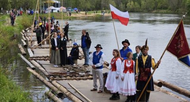 Uz PLOSTNIEKU svētkiem STRENČOS pie Gaujas! Pa ceļam JĒRCĒNMUIŽĀ uz zīļu kafeju! Vakarā - INTARA BUSUĻA koncerts!