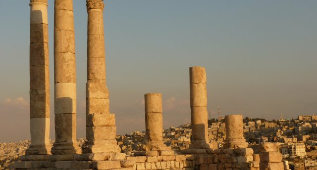 JORDĀNIJAS KALNU TŪRE – no sarkanām aizām un melniem kanjoniem līdz baltām klintīm un sārtiem tuksnešiem