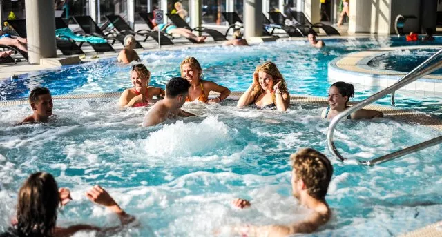 Zilā lagūna tepat Baltijā? “Atostogu Parkas” - ģeotermālie veselības baseini, Minerālu jūra, dzintara sauna “Saule”, pastaiga pa molu un cepelīni…
