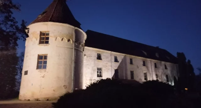 Papildgrupa! Garšu, smaržu un stāstu ceļojums - no aromātiskas ozolzīļu kafijas Kandavā līdz kārdinošai šokolādei Pūrē. Ceļojums viduslaikos Jaunpils pilī un kalpu mielasts pils pagrabos. Ciemos "Ezervanna" ziepju darbnīcā 