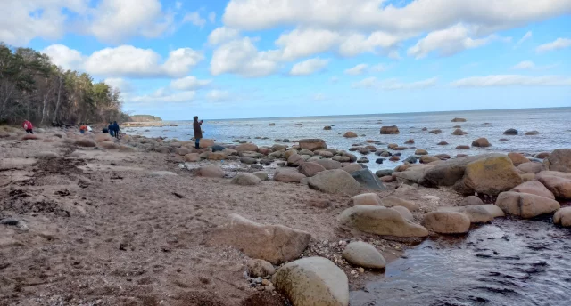 Pārgājiens pirāta Tromeļa dārgumu takā, zivju garša “Dūmu namiņā Pūpoli”, Kolkasrags – divu jūru satikšanās vieta. Kaltenes dabas taka ar putnu vērošanas torni un Grīļu dižakmeni, piestāsim arī Kaltenes akmeņainajā jūrmalā