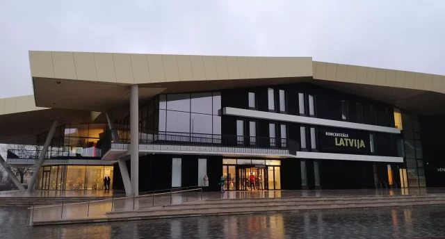 Starp pasaulēm. Iskandars Vidžaja & Vestards Šimkus Ventspils koncertzālē LATVIJA. Rindas luterāņu baznīca ar grezno altāri un Mācītājmuiža. Mājīgā Ances muiža ar kūku un kafiju 