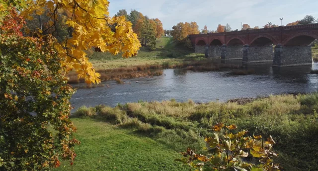 Kuldīga no jauna rakursa - "(ne)miers Kuldīgā. Dzīvā pilsēta" ar iekāpšanu manteļsukrstenī, senā Alsungas pils un mirklis suitu tirgū, vakara miers Curonia kafijas grauzdētavā 