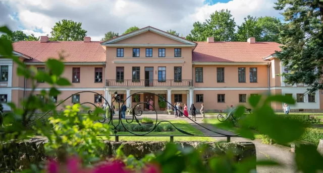 LEĢENDU NAKTIJ PA PĒDĀM