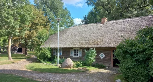 Tepat Rīgā un Pierīgā: Uz Miniatūru māju Teikā, Jaunsaimnieka māju Brīvdabas muzejā, pie Jaunsudrabiņa Garkalnē un uz Strazdumuižu. Mielasts vidzemnieku gaumē Priedes krogā
