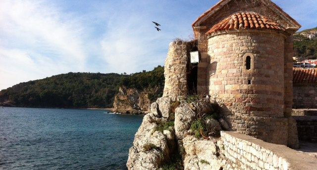 Lidojums uz Melnkalni, viesnīca