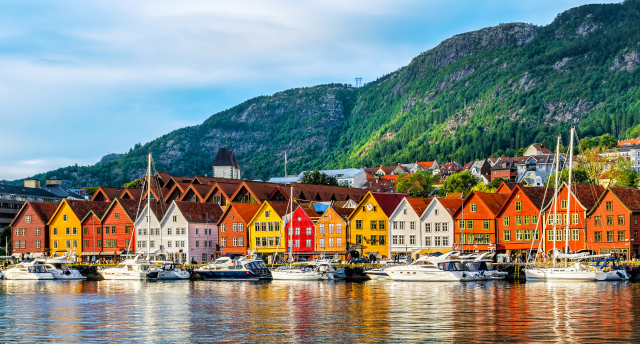 Pusnakts saule gleznainajās Norvēģijas salās - Senja, Lofoti, Vesterolas