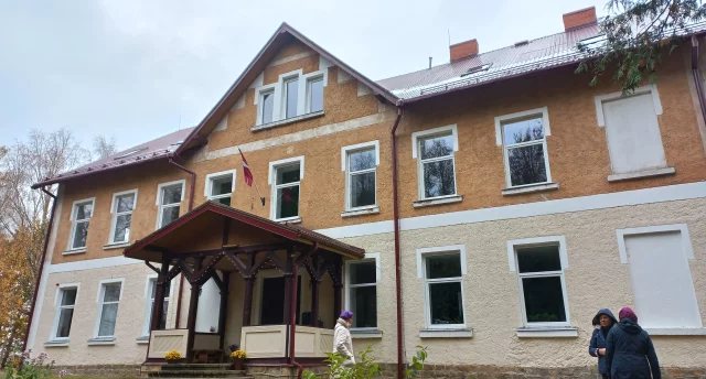 Koncerts “Ozolu skolā” uz āra terases - Jānis Lūsēns un viņa draugi. Skaistums, kas jāredz – Raunas kolekcijas dārzs. GARANTĒTS