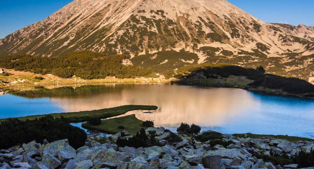 Varenās Bulgārijas kalnu virsotnes un maģiskie ezeri