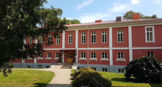 Pasakas “Sarkanās Kurpītes ceļojums“ pēdās jeb nedaudz nost no tūristu takām. Grāmatas autore un grupas vadītāja Signe Lūsiņa