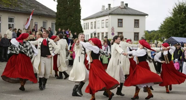 Gada notikums suitos - Miķeļa svētki Alsungā! Miķeļdienas gadatirgus, Cerību bura Jūrkalnē, Pasiekstes vējdzirnavas un brauciens ar mazbānīti Ventspilī  GARANTĒTS