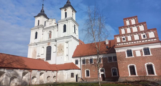 Lietuva - gadsimtiem senas izglītbas tradīcijas Kražu kolēģijā, neparastā Kražu pilsētiņa ar vietējo gidu. Kelme - pilsēta kā mākslas galerija un naksnīga ekskursija Tituvēnu klosterī 