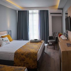 CLOVER MAGIC PARK SIDE HOTEL 3★