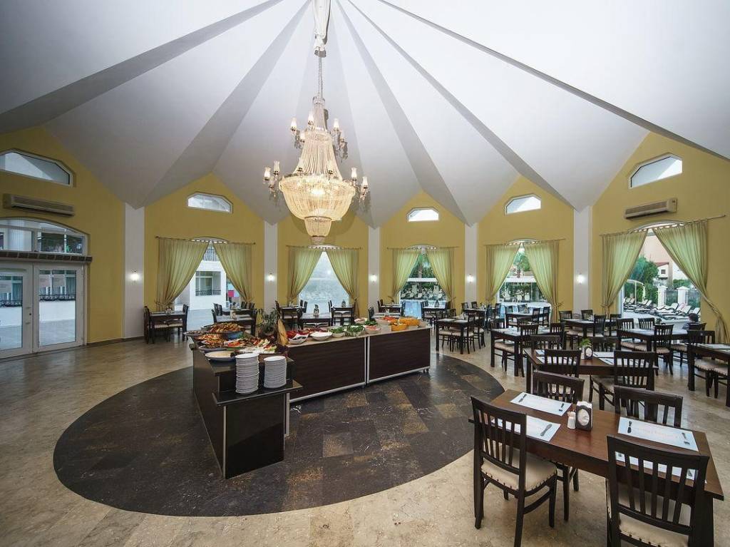 LARISSA INN HOTEL 3★