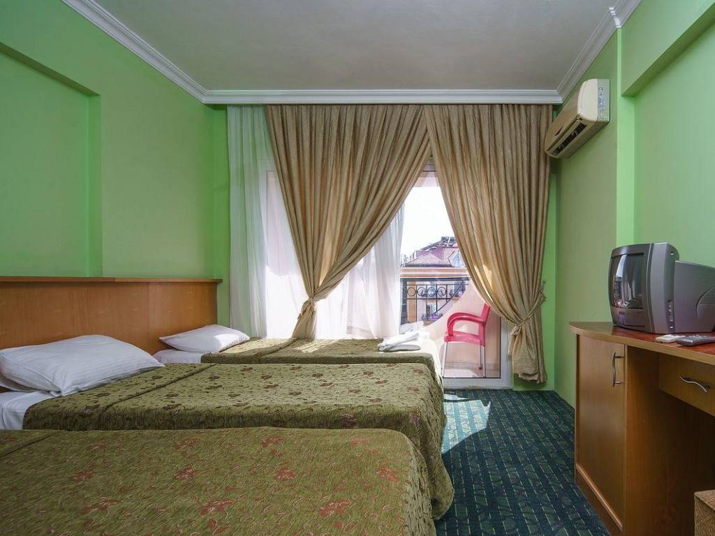 LARISSA INN HOTEL 3★