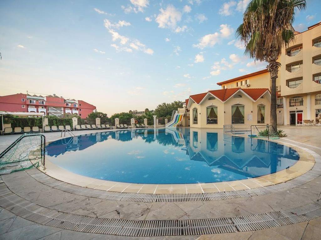 LARISSA INN HOTEL 3★