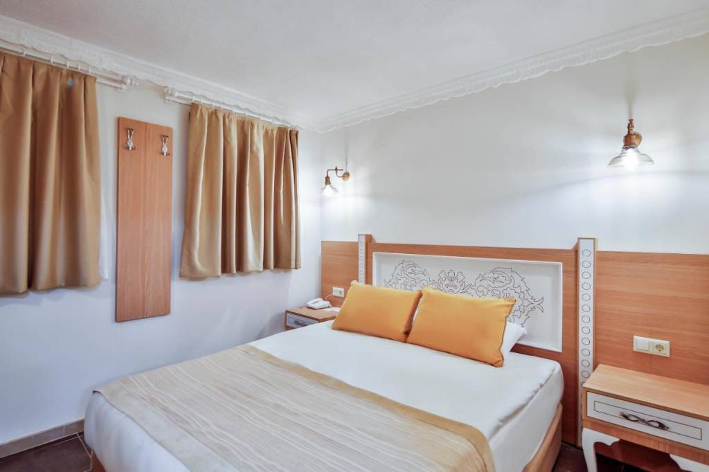 CRYSTAL CLUB WORLD OF COLOURS 4★