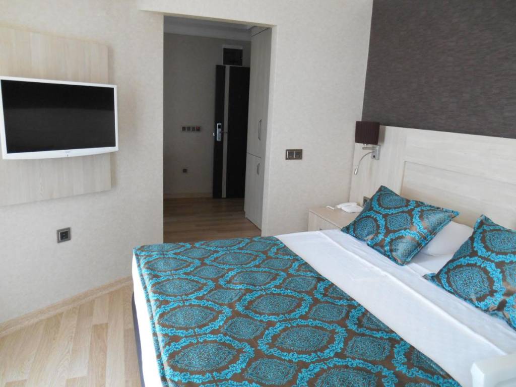 PARADOR BEACH HOTEL 4★