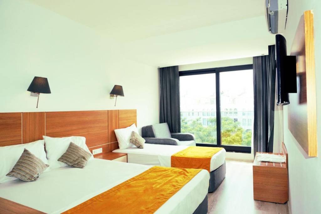 RAMONA HOTEL LARA 3 ★