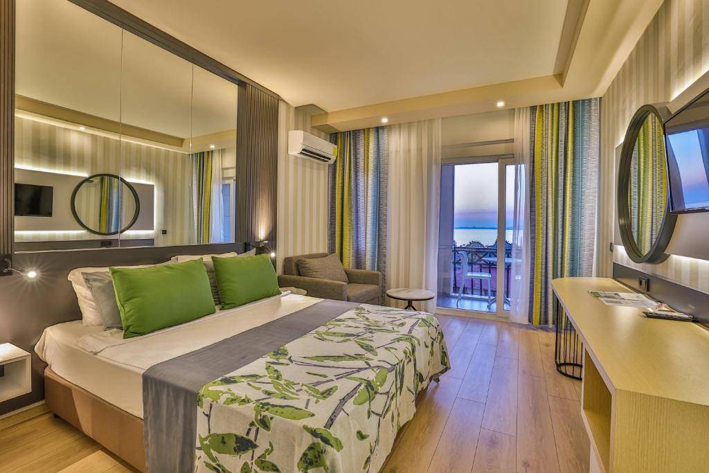 CRYSTAL LAND OF PARADISE 5★