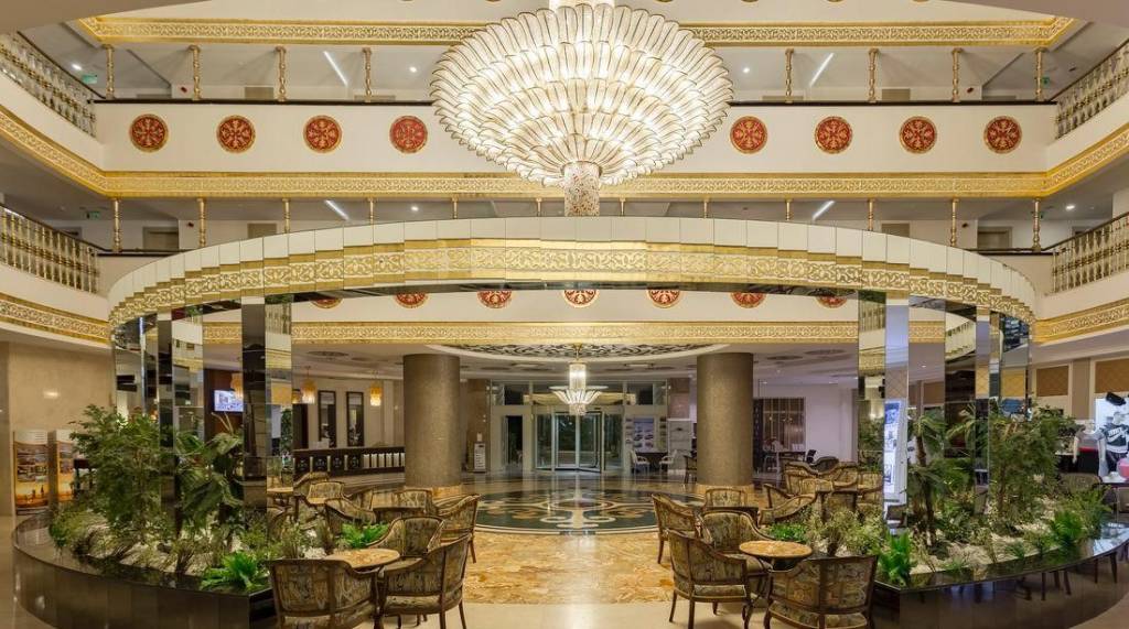 SIDE CROWN CHARM PALACE 5★