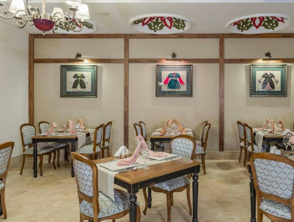 SIDE CROWN CHARM PALACE 5★