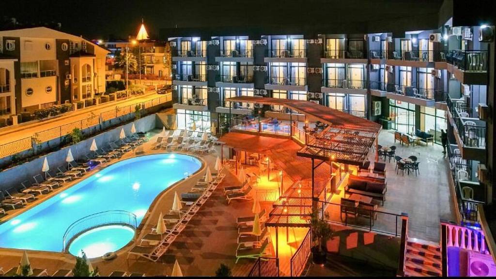 CLOVER MAGIC PARK SIDE HOTEL 3★