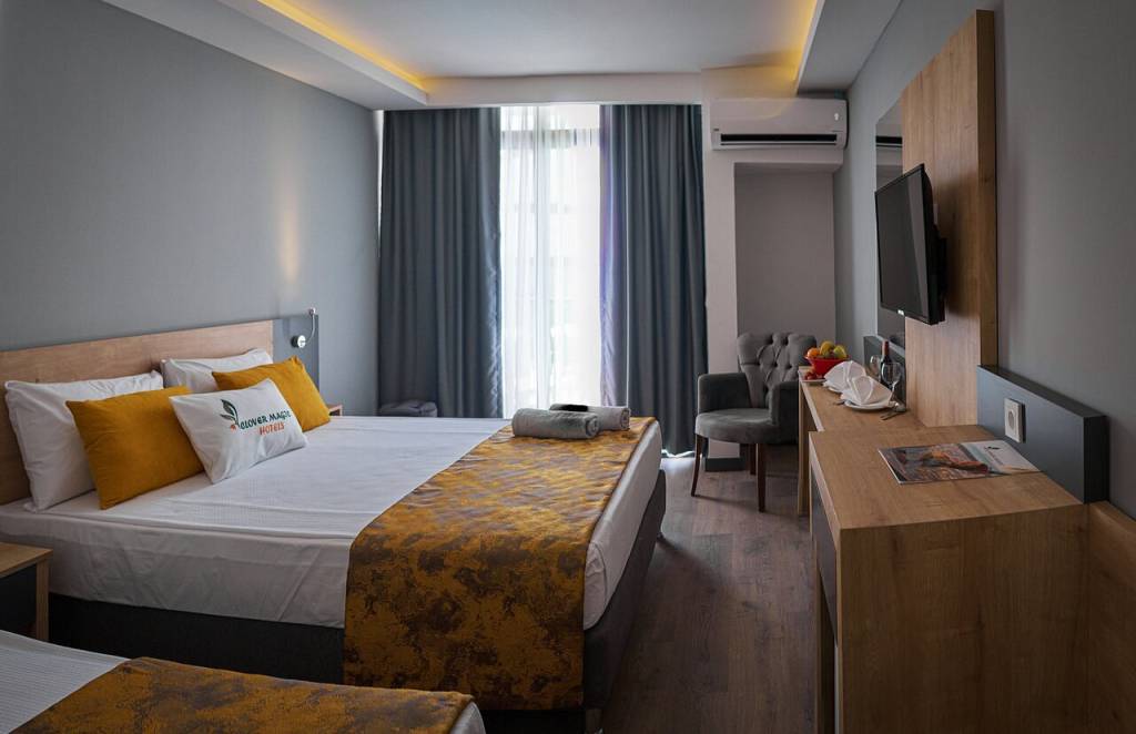 CLOVER MAGIC PARK SIDE HOTEL 3★