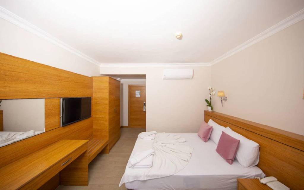 BESO BEACH HOTEL 4★