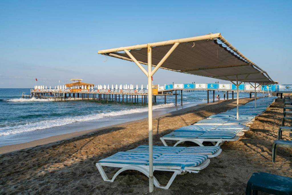 PALMERAS BEACH HOTEL 5★