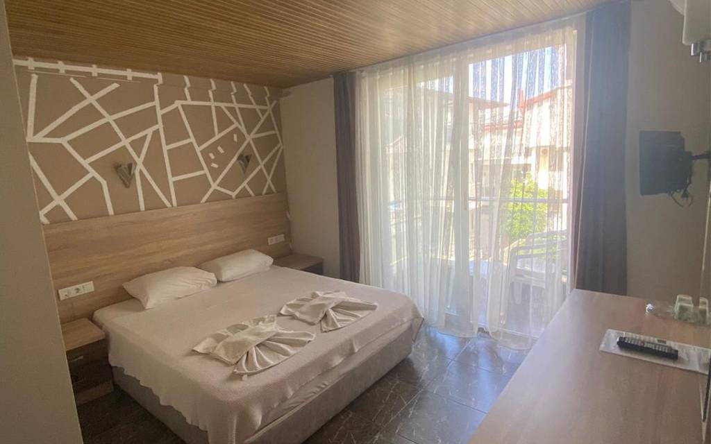 MR. CRANE HOTEL 3★