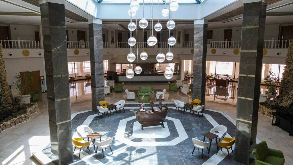 THE HOLIDAY RESORT 4★